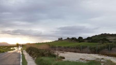 La rotura de una tubería del Canal de Navarra corta 45 la carretera Artajona-Tafalla
