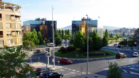 Un conductor ebrio se lleva por delante 3 árboles y una señal de tráfico en Pamplona