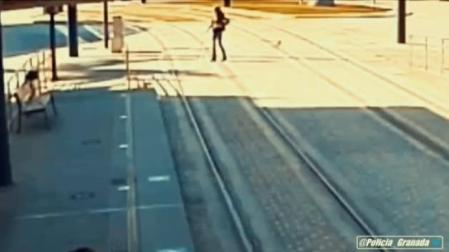 Un policía salva la vida a una mujer cuando iba a ser arrollada por un tren