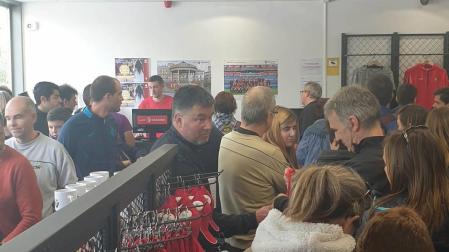 La tienda de Osasuna se ha visto desbordada por los aficionados que se querían sumar a la campaña #sueñaenrojo