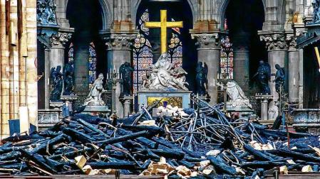 Macron se compromete a reconstruir Notre Dame "en los próximos cinco años"