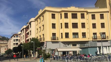Edificios de viviendas concentrados en el Ensanche y otros destinados al uso público configuran un bloque especial en el patrimonio del municipio