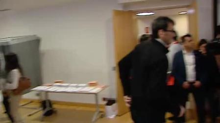 Enfrentamiento entre la prensa y un apoderado de VOX antes de la votación de Pedro Sánchez