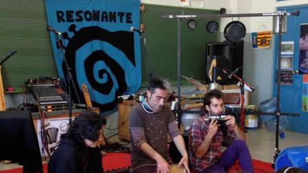 Objetos reciclados de la basura para convertirse en instrumentos musicales