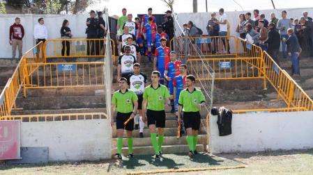 En Tudela, fútbol en un estadio en riesgo de derrumbe