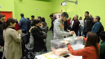 Votantes con un colegio electoral de Tudela