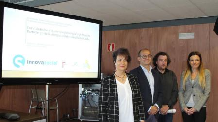 Mariví Sevilla, presidenta de Mancomunidad de Montejurra; Javier Fernández, presidente de Fundación Caja Navarra; David Labeaga, técnico de Teder; y Cristina Lezáun, directora de Área de La Caixa.