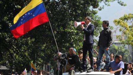 Guaidó y López encabezan una gran marcha por Caracas contra Maduro