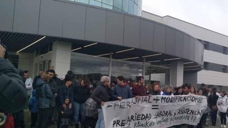 Concentración de protesta por los despidos en la Clínica San Miguel