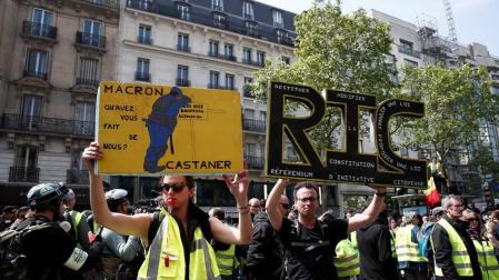 Enfrentamientos entre la policía francesa y grupos de manifestantes en París durante las marchas del 1 de mayo.
