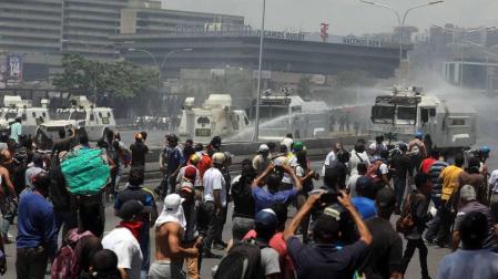 El autoproclamado "presidente encargado" de Venezuela, Juan Guaidó, y el también líder opositor Leopoldo López se han puesto a la cabeza de una gran marcha ciudadana por Caracas horas después de anunciar el arranque de la 'Operación Libertad' con la que pretenden derrocar al Gobierno de Nicolás Maduro.