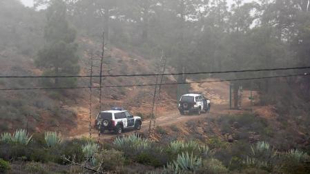 La Guardia Civil, en labores de búsqueda de la mujer y uno de sus hijos aparecidos muertos en la zona de Taucho del municipio de Adeje, al sur de la isla de Tenerife.