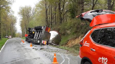 Un camión cisterna vuelca en Jauntsarats y derrama 25.000 litros de leche en la carretera