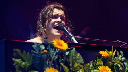 La cantante Amaia Romero durante su actuación en el Warm Up Festival 2019 en Murcia.