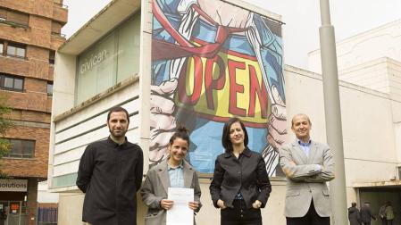 De izda. a dcha., Ángel García Carreño, coordinador de CIVICAN; Marcela Perrone, premiada por el público; Irantzu Vázquez, responsable de Cultura y Educación de Fundación Caja Navarra y Javier Fernández, Director General de Fundación Caja Navarra.