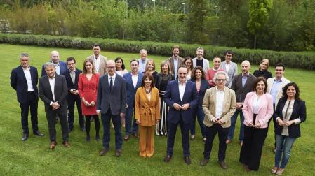Javier Esparza, en el centro, con los candidatos de Navarra Suma.
