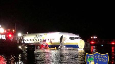 Un avión se sale de la pista y acaba en un río en Florida, sin que haya heridos graves