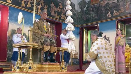 El rey Vajiralongkorn de Tailandia es coronado en una suntuosa ceremonia