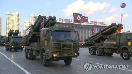 Cohetes de 300-mm en un desfile en la capital de Corea del Norte, Pyongyang.