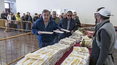 La localidad invitó a degustar 300 kilos de producto preparados en 2.000 bandejas que se agotaron en una hora por las más de 4.000 personas que abarrotaron Dicastillo