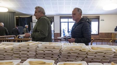 La localidad invitó a degustar 300 kilos de producto preparados en 2.000 bandejas que se agotaron en una hora por las más de 4.000 personas que abarrotaron Dicastillo