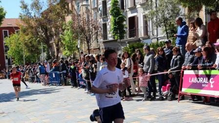 Muñoz y Carrera vencen en la Vuelta a la Mejana. Un total de 929 atletas participaron en la XXXIX edición de esta popular cita de la capital ribera