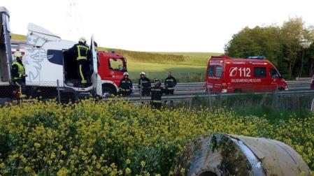 Un herido tras la salida de vía de un camión cargado de bobinas de hierro en Arazuri