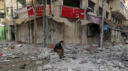 Un palestino, en Gaza tras los ataques israelíes.
