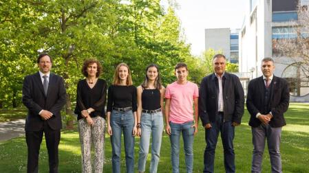 Jon Benito Ostolaza (secretario de la Facultad de Ciencias Económicas y Empresariales), Cristina Bayona Saéz (vicerrectora), Laura Muro Iribarren (ganadora), Nerea Nagore Ortega (ganadora), Xabier Azaola Oiza (ganador), José Javier Goikoetxea Ferrández (profesor del Colegio El Huerto, centro ganador) y Emilio J. Domínguez Irastorza (decano de la Facultad de Ciencias Económicas y Empresariales).