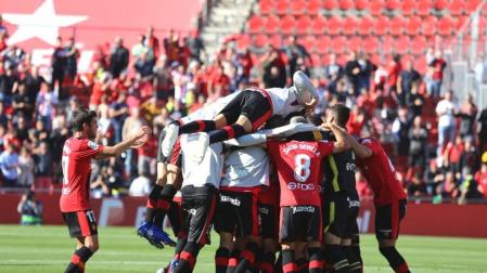 Los jugadores del Mallorca celebran la victoria in extremis ante el Sporting.