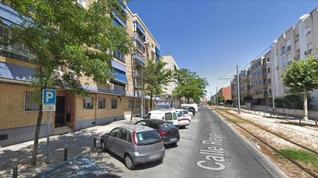 Calle Reyes Católicos de Parla, donde se ha encontrado el cuerpo de la mujer.