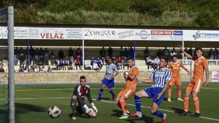 El Izarra se lleva un punto injusto y cruel ante el Oviedo en Merkatondoa