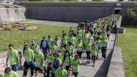 Un sol radiante se une a la V Marcha contra el Cáncer en Pamplona