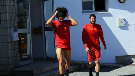 Osasuna busca dos centrales para Primera