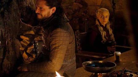 Imagen del vaso sobre la mesa junto al personaje de Daenerys Targaryen.