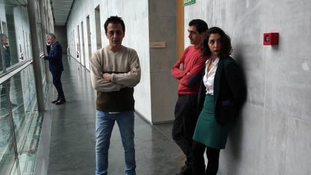 Carlos Couso, Rubén Velasco y Laura Pérez, en los pasillos del Parlamento.