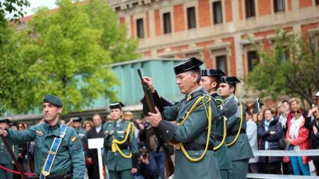 Autoridades civiles y miembros de las Fuerzas y Cuerpos de Seguridad del Estado han participado este martes en Pamplona en un homenaje de la Guardia Civil a las víctimas del terrorismo en Navarra.