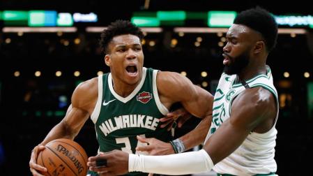 Antetokounmpo, frente a Jaylen Brown.
