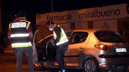 Agentes de la Policía Científica examinan el vehículo en el que un hombre ha tratado de degollar a una mujer en Zaragoza.