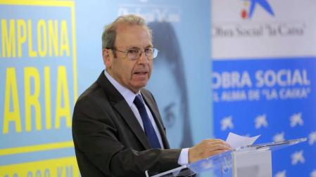 Representantes del grupo La Información, la Obra Social la Caixa, los clubes deportivos implicados y las entidades a las que se harán llegar los fondos.