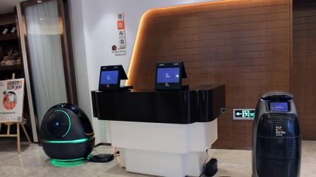 Los clientes pueden hacer el registro a través de una aplicación en sus propios teléfonos móviles o a través de unos mostradores con pantallas inteligentes.