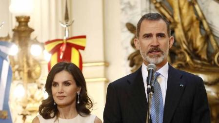 Han iniciado su visita con una ofrenda floral al monumento en Buenos Aires del general José de San Martín