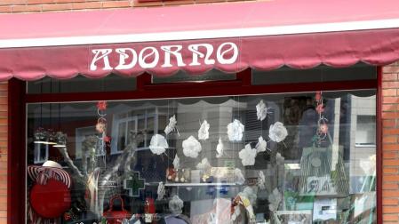 Los comerciantes llevan 'Pamplona es flor' a sus escaparates