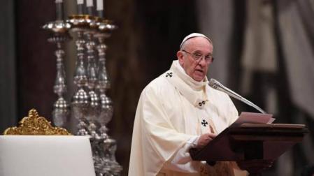 El papa Francisco celebra una misa en la basílica de San Pedro, en El Vaticano.