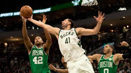 Mirotic disputa el rebote a Al Horford.