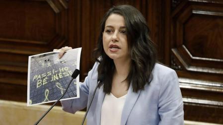 La líder de Ciudadanos en Cataluña, Inés Arrimadas, muestra una imagen de las pintadas que han aparecido ante su domicilio.