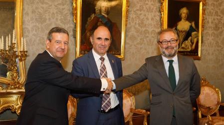 Antonio de la Torre, Manu Ayerdi y Julio Castro, tras la firma del acuerdo.
