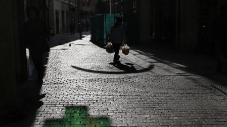 Imagen del reflejo de la cruz de una farmacia.
