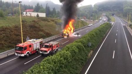 Una grúa de gran tonelaje arde en la N-I en Navarra