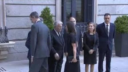 Los Reyes rinden homenaje a Alfredo Pérez Rubalcaba en la capilla ardiente del Congreso